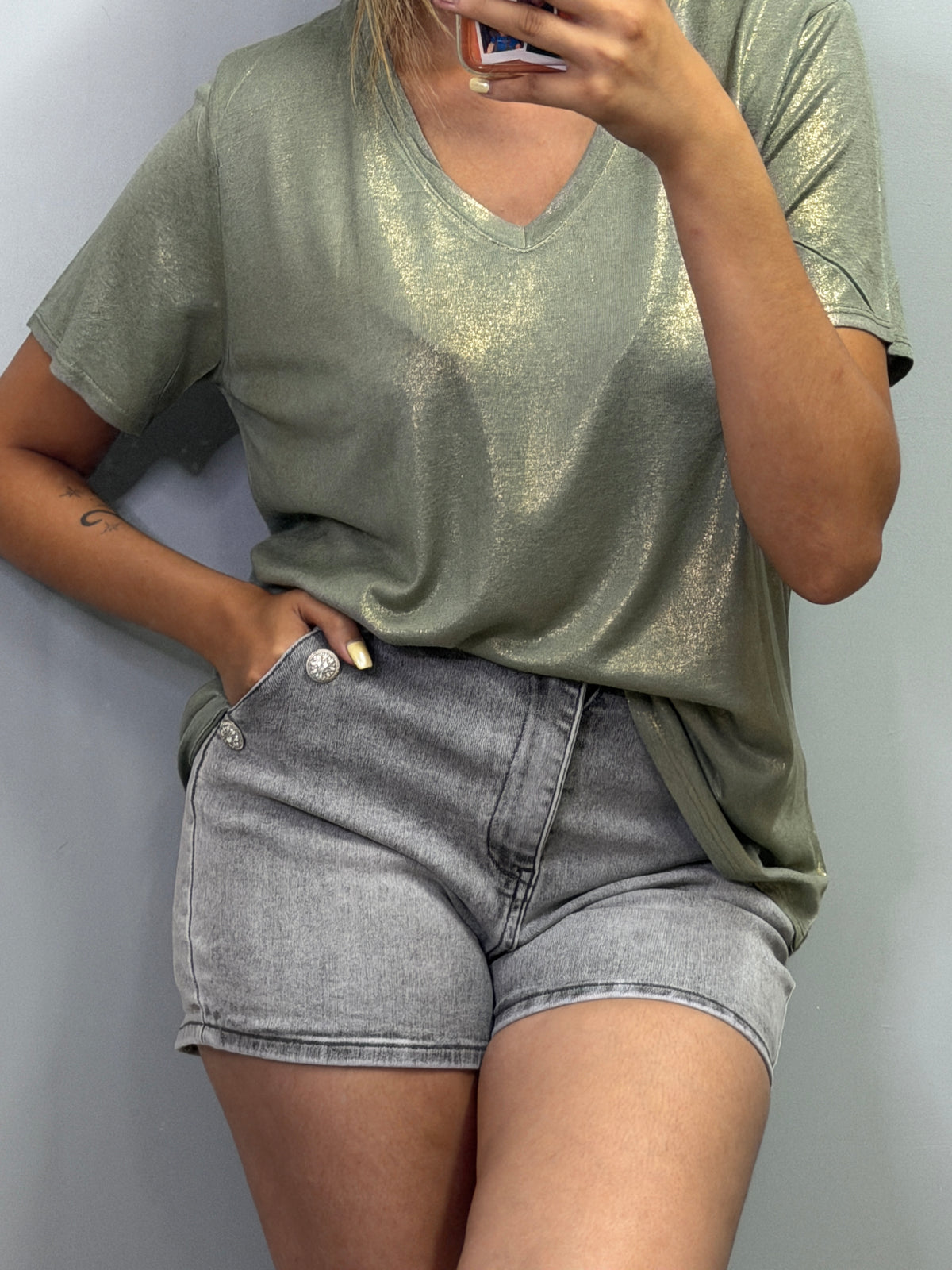 T-shirt fluide doré – Une touche d’éclat au quotidien