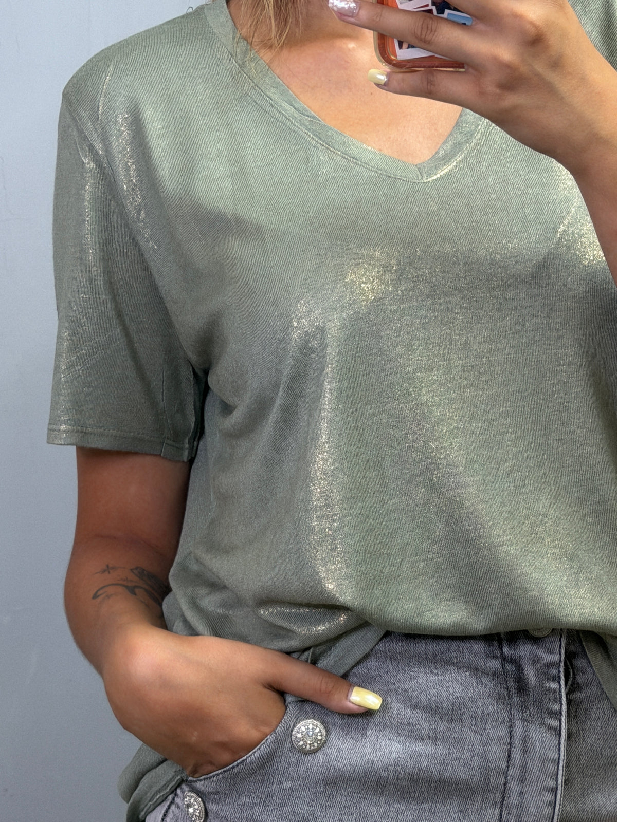T-shirt fluide doré – Une touche d’éclat au quotidien